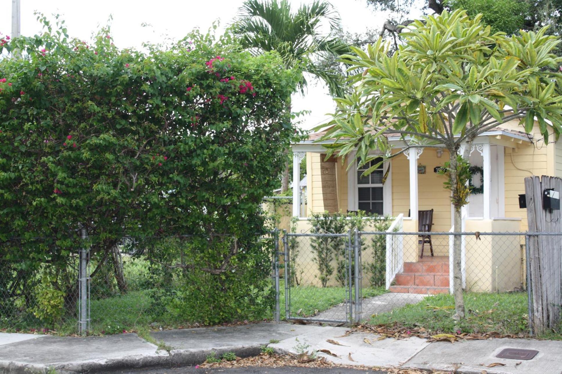 Key West Style Historic Home In Coconut Grove Florida The Yellow House Miami Exteriör bild